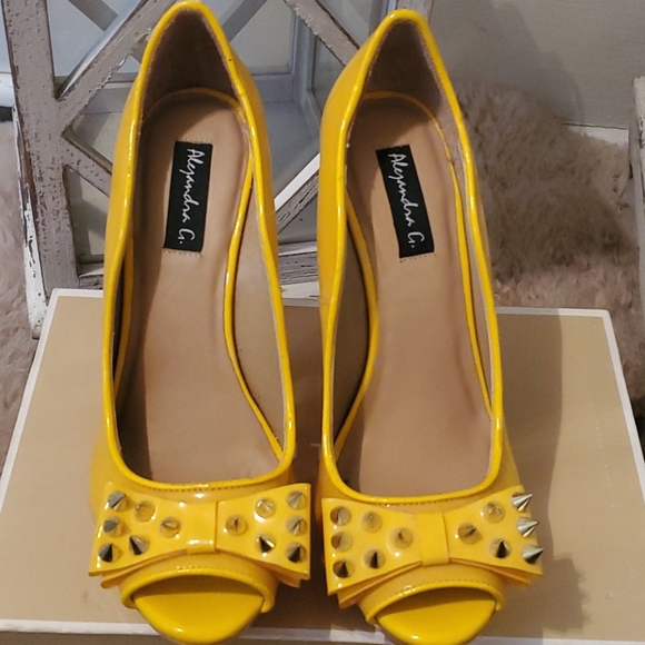 Alejandra G. Heels - Picture 2 of 4